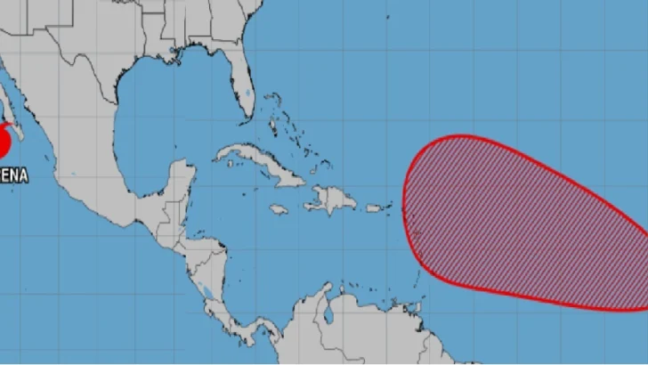 Onda/depresión tropical mira hacia el Caribe y Huracán Lorena se acerca a México