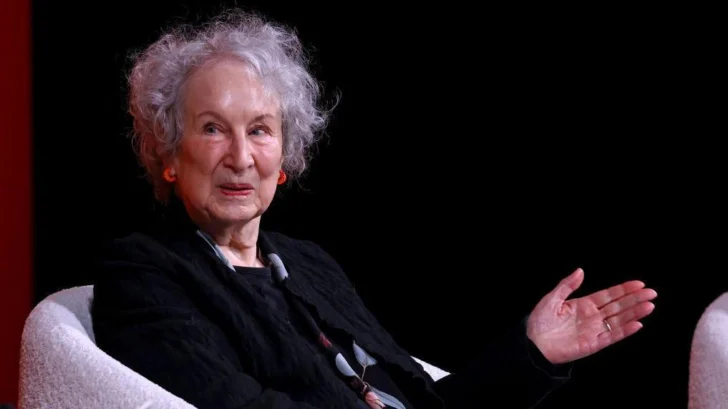 La sátira con la que la escritora Margaret Atwood responde a la prohibición de leer en escuelas de Canadá su famosa obra 'El cuento de la criada'