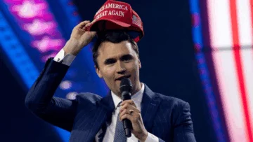Quién era Charlie Kirk, el comentarista conservador y aliado de Trump asesinado de un disparo en una universidad en Utah