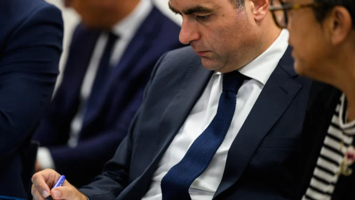El nuevo primer ministro francés retira la supresión de dos festivos para apaciguar las tensiones