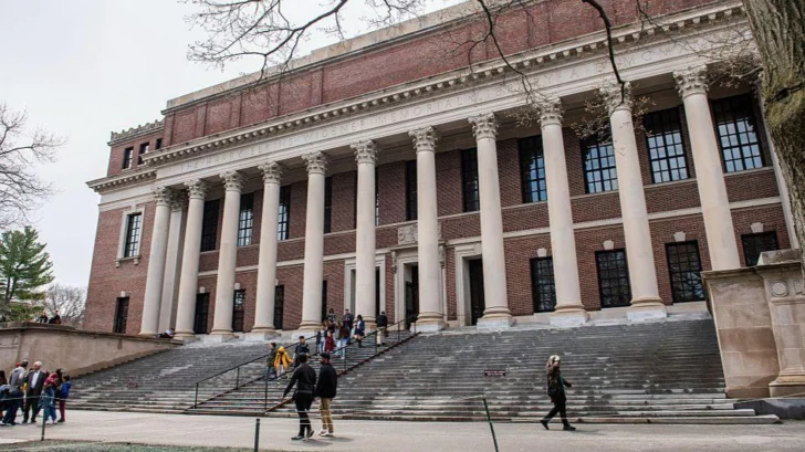 Jueza anula millonarios recortes de fondos del gobierno de Trump a la Universidad de Harvard