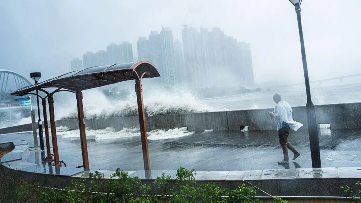 'La reina de las tormentas': las imágenes del supertifón Ragasa que deja al menos 17 muertos en Taiwán y obliga a evacuar a millones en China