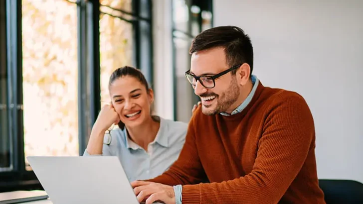 Jóvenes priorizan autonomía, flexibilidad horaria y afinidad con su carrera profesional por encima del salario