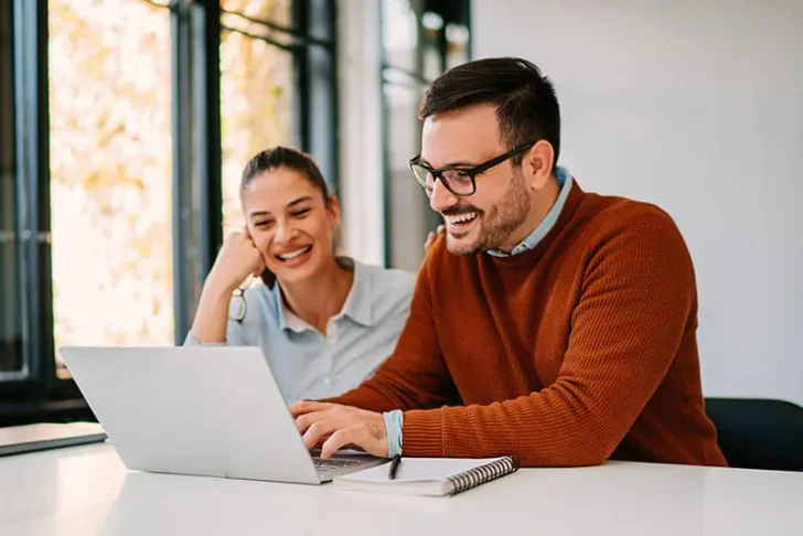 Jóvenes priorizan autonomía, flexibilidad horaria y afinidad con su carrera profesional por encima del salario
