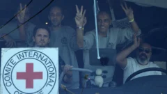 En directo: los primeros buses con prisioneros palestinos liberados por Israel llegan a Ramala