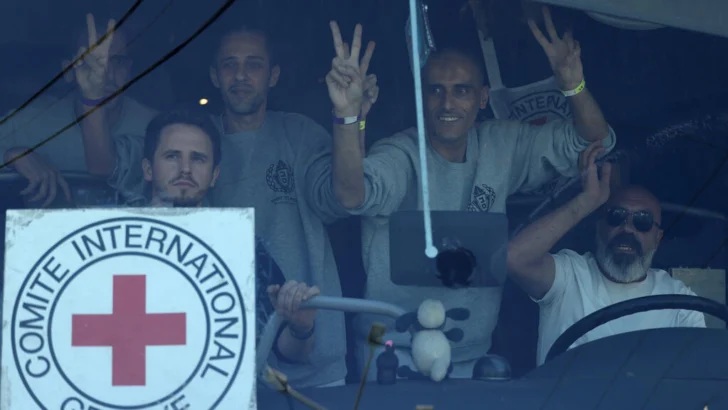 En directo: los primeros buses con prisioneros palestinos liberados por Israel llegan a Ramala