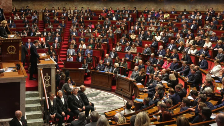 Francia: el primer ministro propone suspender la reforma de pensiones hasta 2028