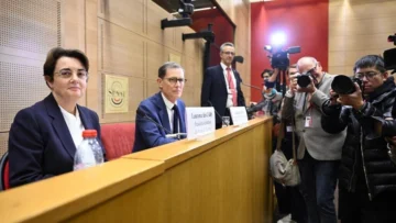 La presidenta del Louvre admite fallos tras espectacular robo