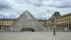 El museo del Louvre permanece cerrado por un robo