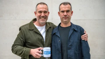 Por qué no deberías obsesionarte con dormir 8 horas y otros 3 consejos de salud de Chris y Xand van Tulleken, los médicos gemelos de la BBC Por qué no deberías obsesionarte con dormir 8 horas y otros 3 consejos de salud de Chris y Xand van Tulleken, los médicos gemelos de la BBC