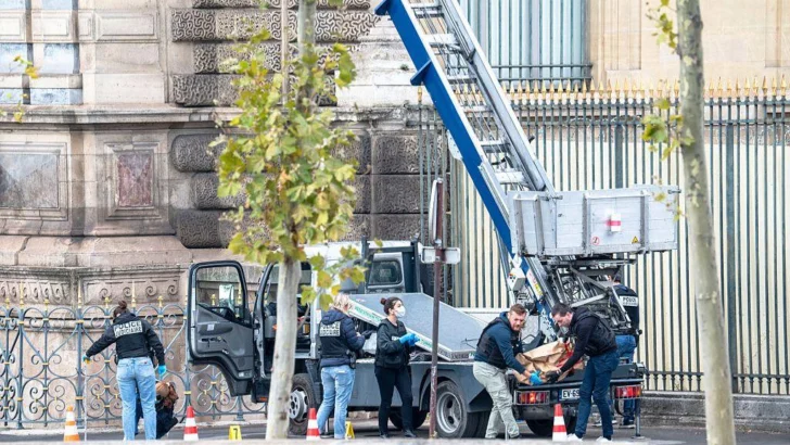 'Transportamos tus tesoros': la creativa campaña publicitaria que lanzó la empresa de la escalera utilizada para el robo en el Louvre