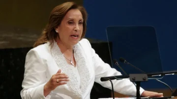 La presidencia de Dina Boluarte pende de un hilo por la crisis de violencia que quedó en evidencia tras el ataque contra el grupo Agua Marina en Lima
