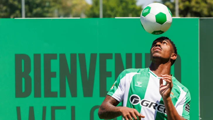 Junior Firpo sufre una lesión que le tendrá de baja varias semanas