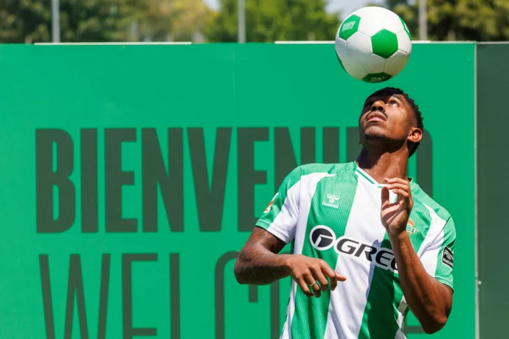 Junior Firpo sufre una lesión que le tendrá de baja varias semanas