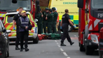 Ataque frente a sinagoga en Mánchester deja cuatro heridos; la policía dispara al sospechoso Ataque frente a sinagoga en Mánchester deja cuatro heridos; la policía dispara al sospechoso