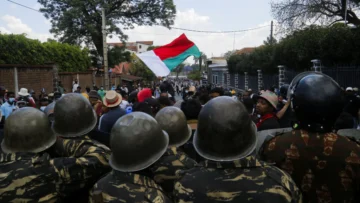 Madagascar: militares se rebelan y llaman a desobedecer las órdenes de disparar contra los manifestantes Madagascar: militares se rebelan y llaman a desobedecer las órdenes de disparar contra los manifestantes