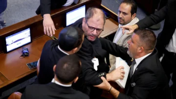 Así fueron expulsados dos diputados israelíes tras interrumpir discurso de Trump al grito de terrorista
