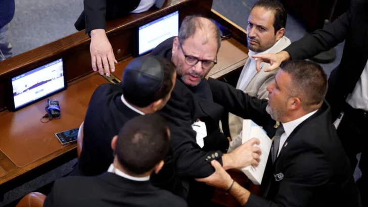 Así fueron expulsados dos diputados israelíes tras interrumpir discurso de Trump al grito de terrorista