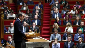 Primer ministro francés Lecornu suspende la reforma de las pensiones; los socialistas no apoyarán la moción de censura
