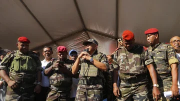 Líder militar de Madagascar afirma que ocupará el poder por dos años; Rajoelina señala que sigue siendo el mandatario