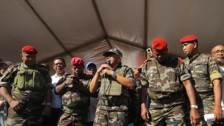 Líder militar de Madagascar afirma que ocupará el poder por dos años; Rajoelina señala que sigue siendo el mandatario