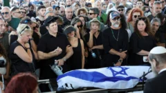 Israel afirma que uno de los cuerpos entregados por Hamás no es un rehén; identifican otros tres cadáveres