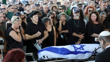 Israel afirma que uno de los cuerpos entregados por Hamás no es un rehén; identifican otros tres cadáveres