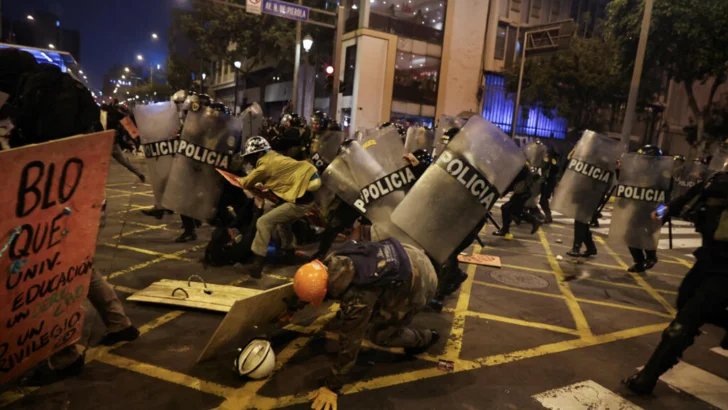 Perú: protestas contra el Gobierno dejan un muerto y más de 100 heridos