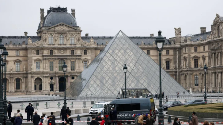 El robo de las joyas del Louvre, casi imposibles de vender, podría ser un 'encargo privado'