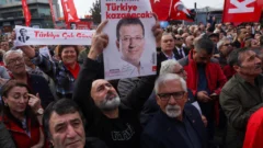 La justicia turca acusa al opositor Ekrem Imamoglu de espionaje y ordena su detención
