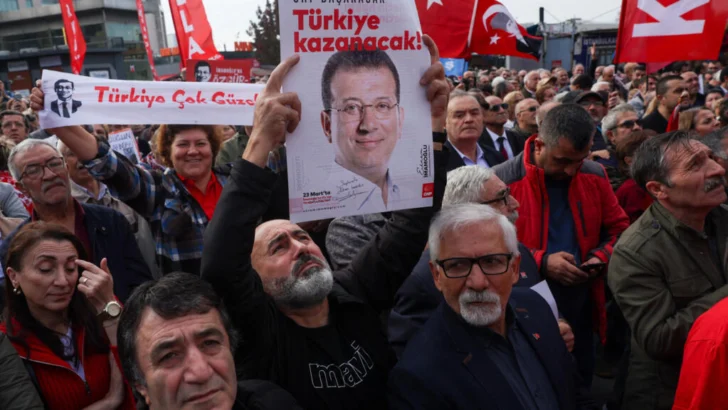 La justicia turca acusa al opositor Ekrem Imamoglu de espionaje y ordena su detención