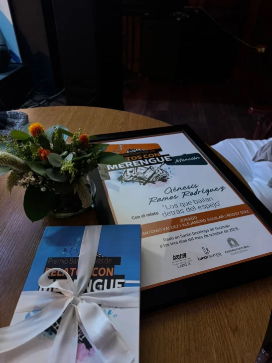 Génesis Ramos celebra mención de honor en el Premio Banreservas de Relatos con Merengue Génesis Ramos celebra mención de honor en el Premio Banreservas de Relatos con Merengue