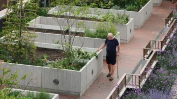 Cómo es el edificio creado para combatir la soledad que ganó uno de los premios de arquitectura más prestigiosos del mundo