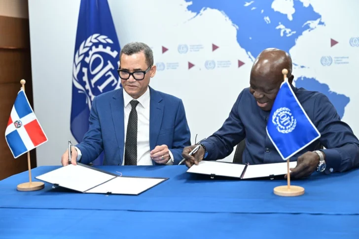 Eddy Olivares, entregó en nombre del Gobierno dominicano, al director general del organismo, Gilbert Houngbo, el instrumento de ratificación del Convenio 156 de la OIT, sobre los trabajadores con responsabilidades familiares.