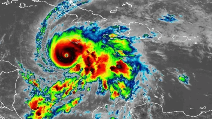 El huracán Melissa alcanza la categoría 5 y amenaza a Jamaica en su avance por el Caribe