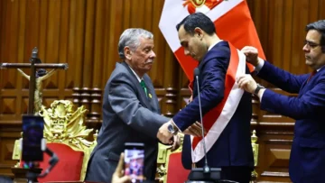 Destituida Dina Boluarte, asume la presidencia José Jeri, jefe del legislativo Destituida Dina Boluarte, asume la presidencia José Jeri, jefe del legislativo