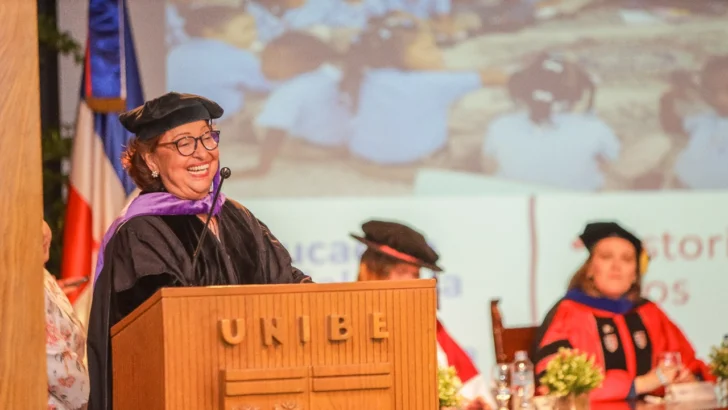 Unibe reconoce a la maestra Mercedes Hernández Caamaño con el título de Profesora Honoraria