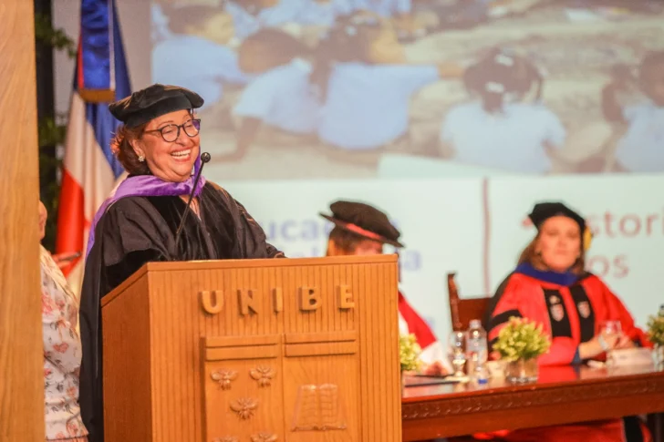 Unibe reconoce a la maestra Mercedes Hernández Caamaño con el título de Profesora Honoraria