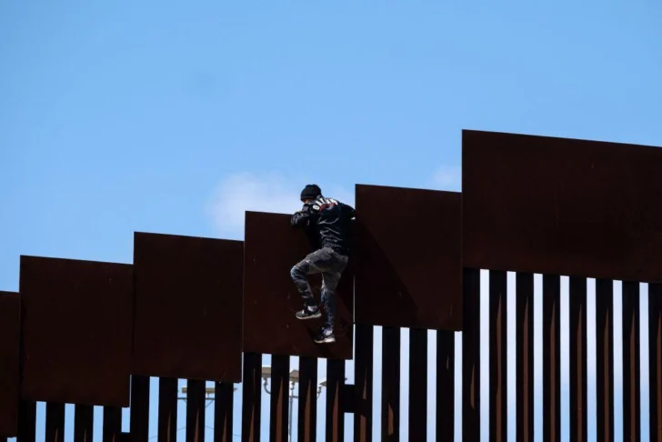 Los cruces fronterizos ilegales entre Estados Unidos y México alcanzan su nivel más bajo en más de 50 años