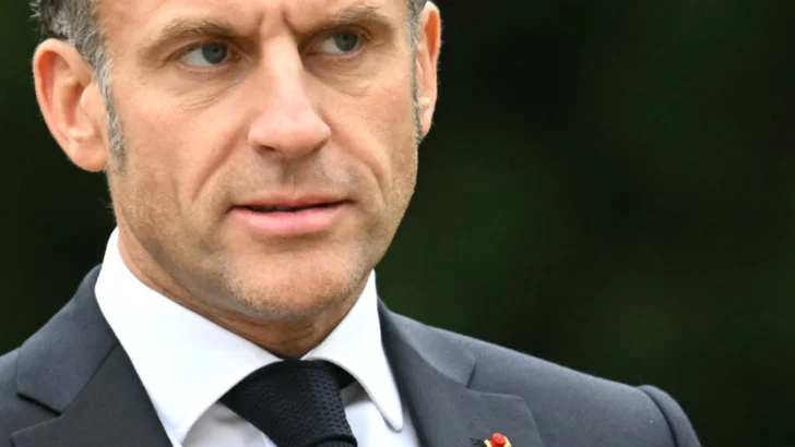 Dimisión, legislativas anticipadas, cohabitación: los escenarios para Macron, cada vez más aislado