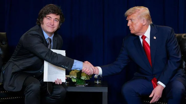 Qué es un 'swap' de monedas como el que negocia Argentina con el gobierno de Trump (y las dudas que genera)