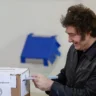 Milei vota en las legislativas de Argentina, primer gran test electoral para su Gobierno