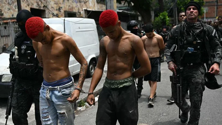 Qué es Comando Vermelho y cuánto poder tiene la banda criminal contra la que la policía en Brasil lanzó un operativo que dejó más de 120 muertos