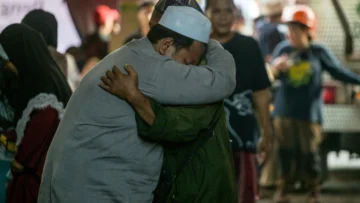 Indonesia: excavan un túnel para llegar a 59 cuerpos desaparecidos que dejó derrumbe de una escuela Indonesia: excavan un túnel para llegar a 59 cuerpos desaparecidos que dejó derrumbe de una escuela