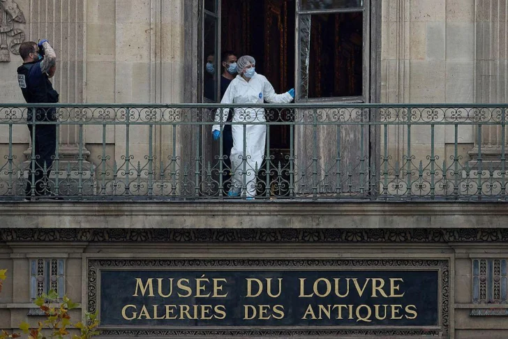 Arrestan a dos sospechosos de cometer el robo de joyas del Louvre