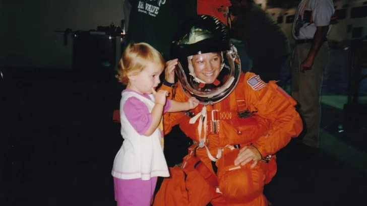'Es más difícil ser madre que pilotar un transbordador espacial': Eileen Collins, la primera mujer comandante espacial de la NASA