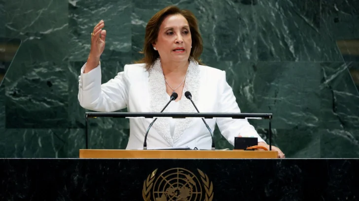 Cómo fue el turbulento mandato de Dina Boluarte, la primera mujer en presidir Perú que acabó destituida por el Congreso