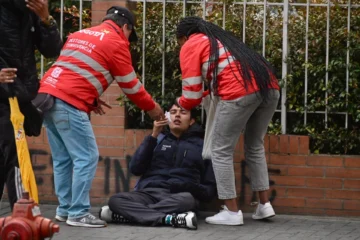 Indígenas hieren con flechas a policías en protesta ante Embajada de EEUU Indígenas hieren con flechas a policías en protesta ante Embajada de EEUU