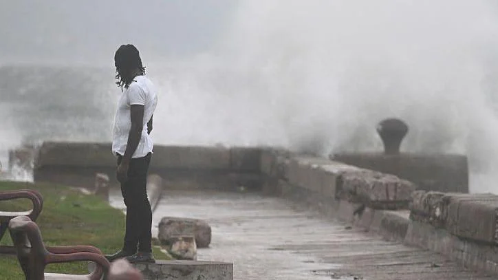 Melissa golpea Jamaica como huracán de categoría 5 con vientos de 295 km/h y la amenaza de daños catastróficos