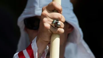 “Blackface” y disfraces del Ku Klux Klan: la velada de un club francés de paracaidismo, “un horror absoluto”